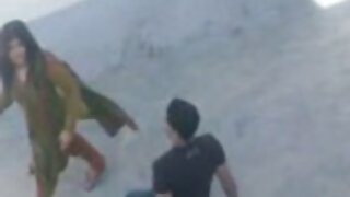 Brutal stud fucks հասուն բիծ ակնոցներով կրքոտ